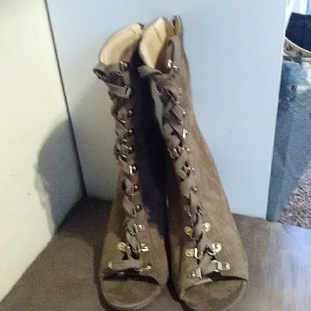 Boots with a high heel. They have a toe cut out